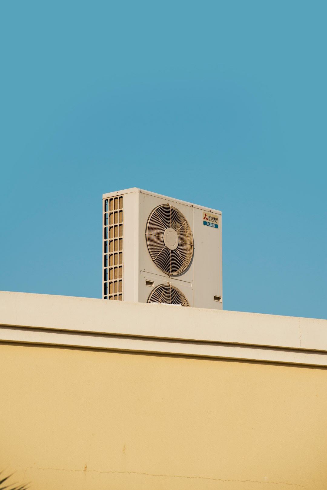 a-white-air-conditioner-sitting-on-top-of-a-building-n-i-vrvbxm0 a-white-air-conditioner-sitting-on-top-of-a-building-n-i-vrvbxm0